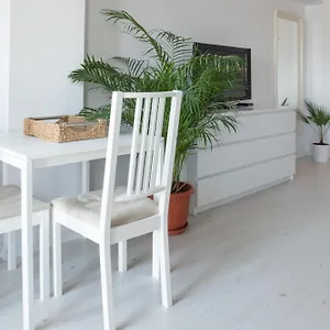 Апартаменты Airport - 5 Mins From Airport Отопени
